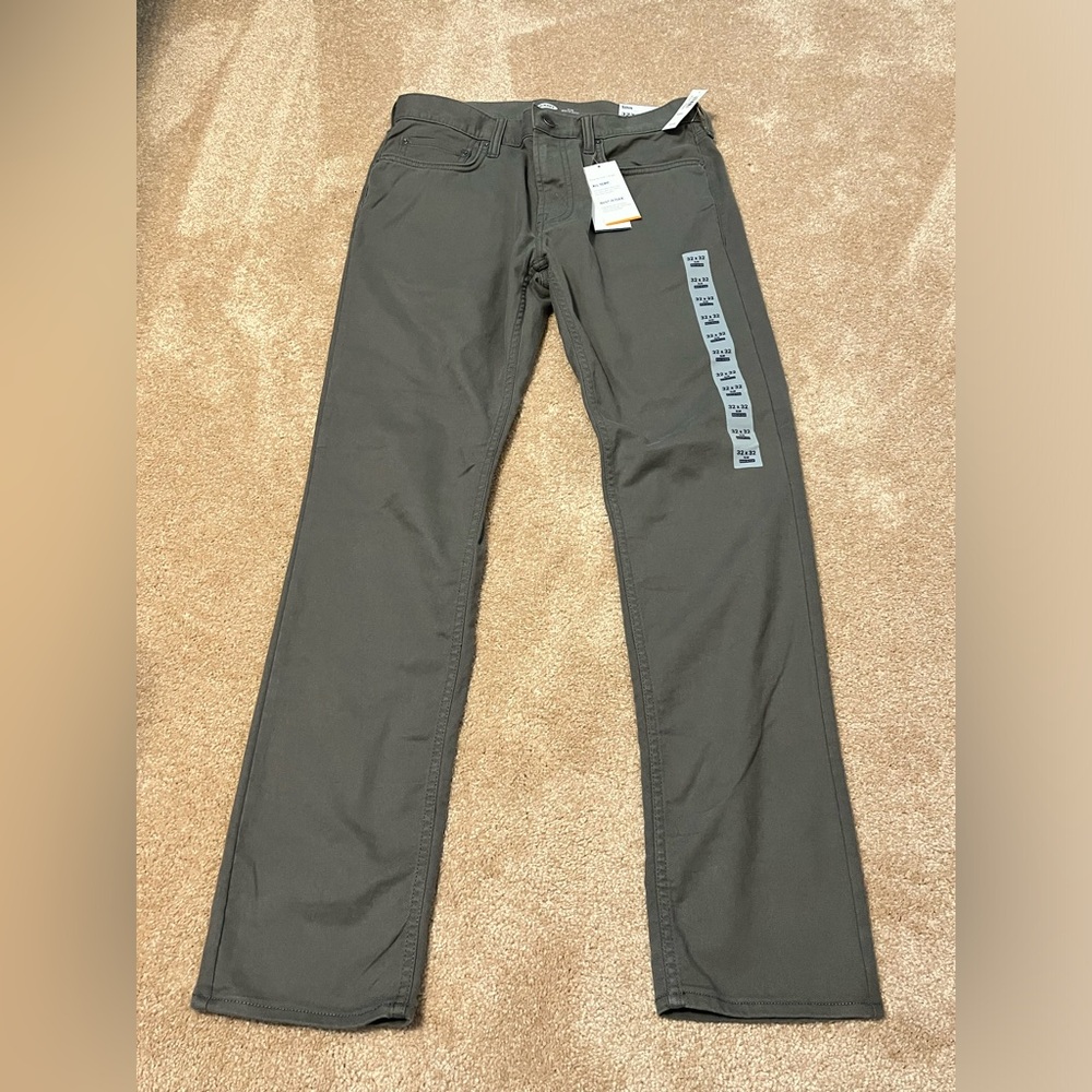 Brand new, tags still on Old Navy, slim style Men’s pant, size 32x32